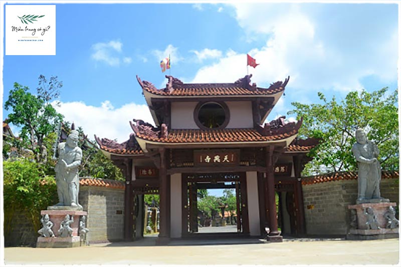 cổng chính bước vào chùa